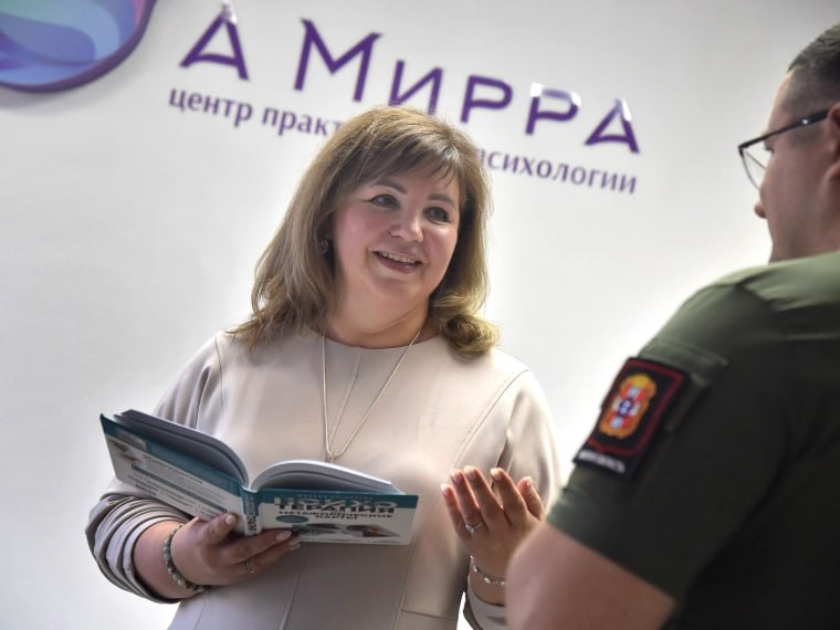 В Омске разрабатывают инновационные проекты от поддержки семей до психологического здоровья ветеранов СВО Сегодня в Омске стартовал форум социальных предпринимателей и инвесторов ИННОСИБ а накануне журналистам представили социальные проекты которые уже сейчас работают в регионе Один из ярких примеров Центр практической психологии А Мирра Клинический психолог Снежана Сычикова воспитывает 17 детей и разрабатывает инновационные программы поддержки семей и психологического сопровождения ветеранов СВО Ее проект уже внедряется в 10 регионах страны при поддержке Фонда президентских грантов А еще Снежана Сычикова анонсировала создание Ассоциации сибирских семейных психологов и Школу осознанного родительства Цель объединить квалифицированных специалистов и помочь родителям минимизировать травму для детей при разводе Подробнее о проектах в материале нашего корреспондента