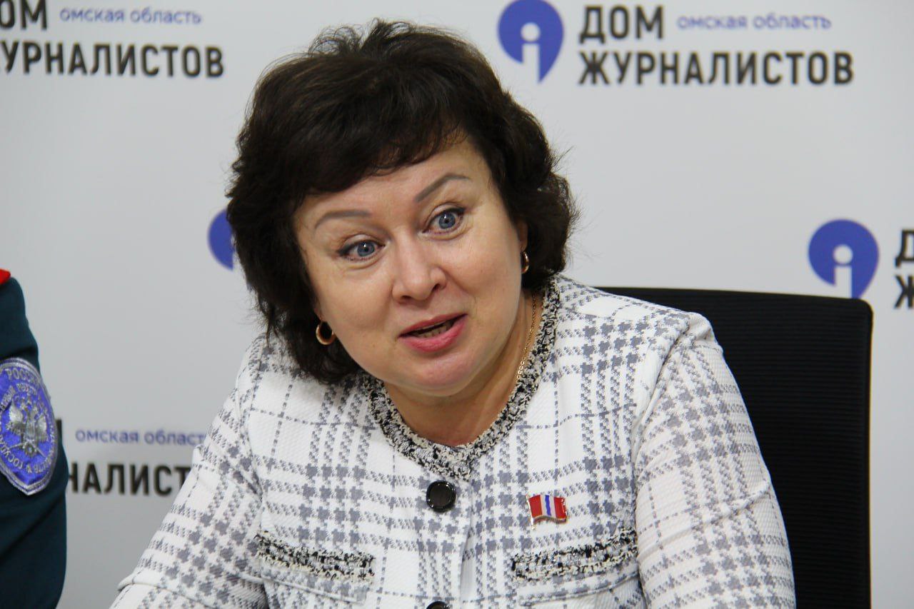 Руководитель Центра инноваций социальной сферы, член Общественной палаты Омской области Ирина Сербина поддержала региональный кадровый проект «ПРОдвижение героев» Для ветеранов и участников специальной военной операции это возможность пройти профессиональную переподготовку и стать сильными управленцами, которые будут работать на благо нашего региона. Среди тех, чей потенциал можно использовать в кадровом проекте, она назвала прошлогоднего выпускника Школы ЦИСС Игоря Шагайденко, который уже в зрелом возрасте оправился на Донбасс отстаивать интересы страны. Вернувшись домой, он создал памятный знак «Сердце России» в честь защитников Отечества, а позже зарегистрировал свою организацию по патриотическому воспитанию молодого поколения. Теперь Игорь обучает в собственной мастерской на окраине Ленинского округа местных подростков резьбе по дереву, работе с металлом, глиной и камнем, другим ремеслам, которыми должны владеть настоящие мужчины. Встречаясь с ними, фронтовик рассказывает о боях и героизме боевых товарищей. Ирина Сербина напомнила, что омичи чаще других направляют на конкурсы грантов свои проекты, связанные с патриотизмом, сохранением исторической памяти и поддержкой участников СВО. А многие их активисты-общественники, волонтеры и участники специальной военной операции создают собственные проекты и, без сомнения, обладают управленческими навыками.