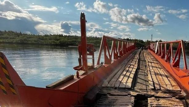 На севере Архангельской области в Верхней Паленьге открыли понтонный мост Он соединяет Холмогорский и Пинежский округа по трассе Архангельск – Карпогоры. Теперь через Пинегу круглосуточно может ездить тяжелый транспорт – до 40 тонн. Раньше на этом месте была временная переправа, а теперь движение стало более удобным и безопасным.