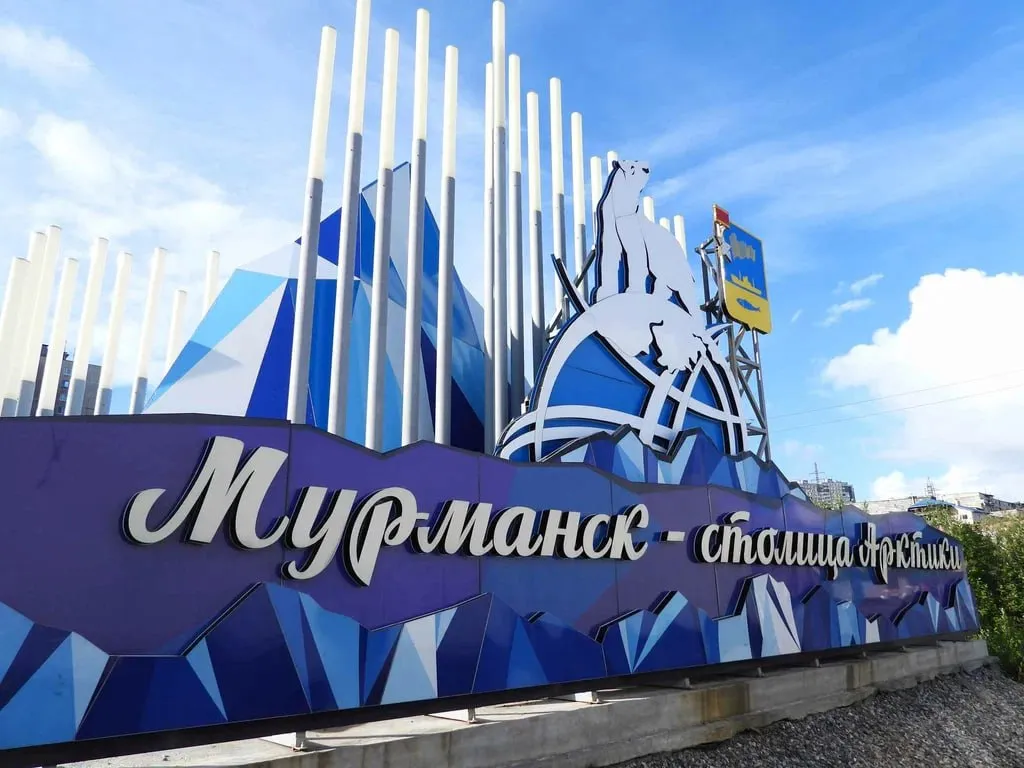 В Мурманской области формируют первый промышленный парк В регионе сформирован пул потенциальных резидентов для первого промышленного парка Проект поддержан на федеральном уровне по итогам встречи Дениса Мантурова и Андрея Чибиса Уже сейчас в список вошли 11 компаний они рассматривают запуск производств в разных сферах судостроение и судоремонт металло и камнеобработка производство стройматериалов аддитивные технологии Что известно о проекте площадь более 12 гектаров производственные помещения около 20 тыс кв м склады 25 тыс кв м административно деловой центр Площадка рассчитана минимум на 10 резидентов и будет обеспечена всей необходимой инфраструктурой с готовыми коммуникациями По оценке федеральных властей промышленный парк должен стать точкой роста для малого и среднего бизнеса создать новые рабочие места и увеличить налоговую базу региона Сейчас проект находится в стадии подготовки формируется земельная база и решается вопрос включения площадки в территорию опережающего развития Столица Арктики Фактически речь идёт о создании новой индустриальной точки в Арктике с прицелом на производство логистику и переработку С любовью к Арктике Arctik Obline Мы в МАХ Мы в ДЗЕН
