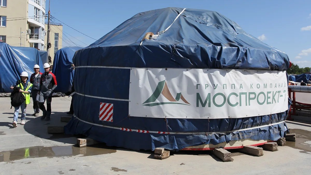 «Моспроект-3» завершил покупку еще двух тоннелепроходческих щитов для нижегородского метро Проект строительства пришлось переработать, и теперь метростроевцы планируют начать проходку в третьем квартале 2025 года — после корректировки заключения Главгосэкспертизы. Пока рабочие сооружают стартовые котлованы для новых проходческих комплексов. Фото: Роман Яровицын, Коммерсантъ Подписывайтесь на «Ъ-Приволжье» Оставляйте «бусты»