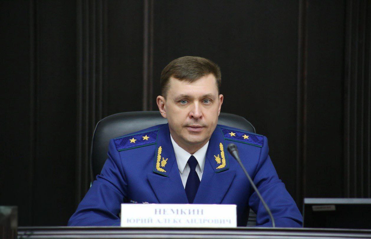 По требованию прокурора муниципальный служащий уволен в связи с утратой доверия По поручению прокурора региона Юрия Немкина прокуратура Нефтекумского района провела проверку исполнения законодательства о противодействии коррупции. Установлено, что начальником управления сельского хозяйства и охраны окружающей среды администрации округа принимались решения о проведении агрохимических обследований земельных участков, принадлежащих его близким родственникам. Указанные работы на сумму более 6 млн рублей проводились за счет бюджетных средств, выделенных на поддержку сельхозтоваропроизводителей. При этом меры по предотвращению и урегулированию конфликта интересов чиновником не приняты. Кроме того, родственники служащего, а также иные аффилированные ему лица получали субсидии для развития сельскохозяйственной деятельности. При этом контрольные мероприятия целевого расходования денег в отношении своих близких чиновник не проводил. В результате через крестьянские фермерские хозяйства, управляемые родственниками муниципального служащего, а также иными аффилированными ему лицами, похищены бюджетные денежные средства на сумму более 14,3 млн рублей. После вмешательства прокурора начальник управления сельского хозяйства и охраны окружающей среды администрации округа уволен в связи с утратой доверия. Расследование уголовного дела по факту хищения бюджетных средств в отношении бывшего служащего находится на контроле в прокуратуре края.