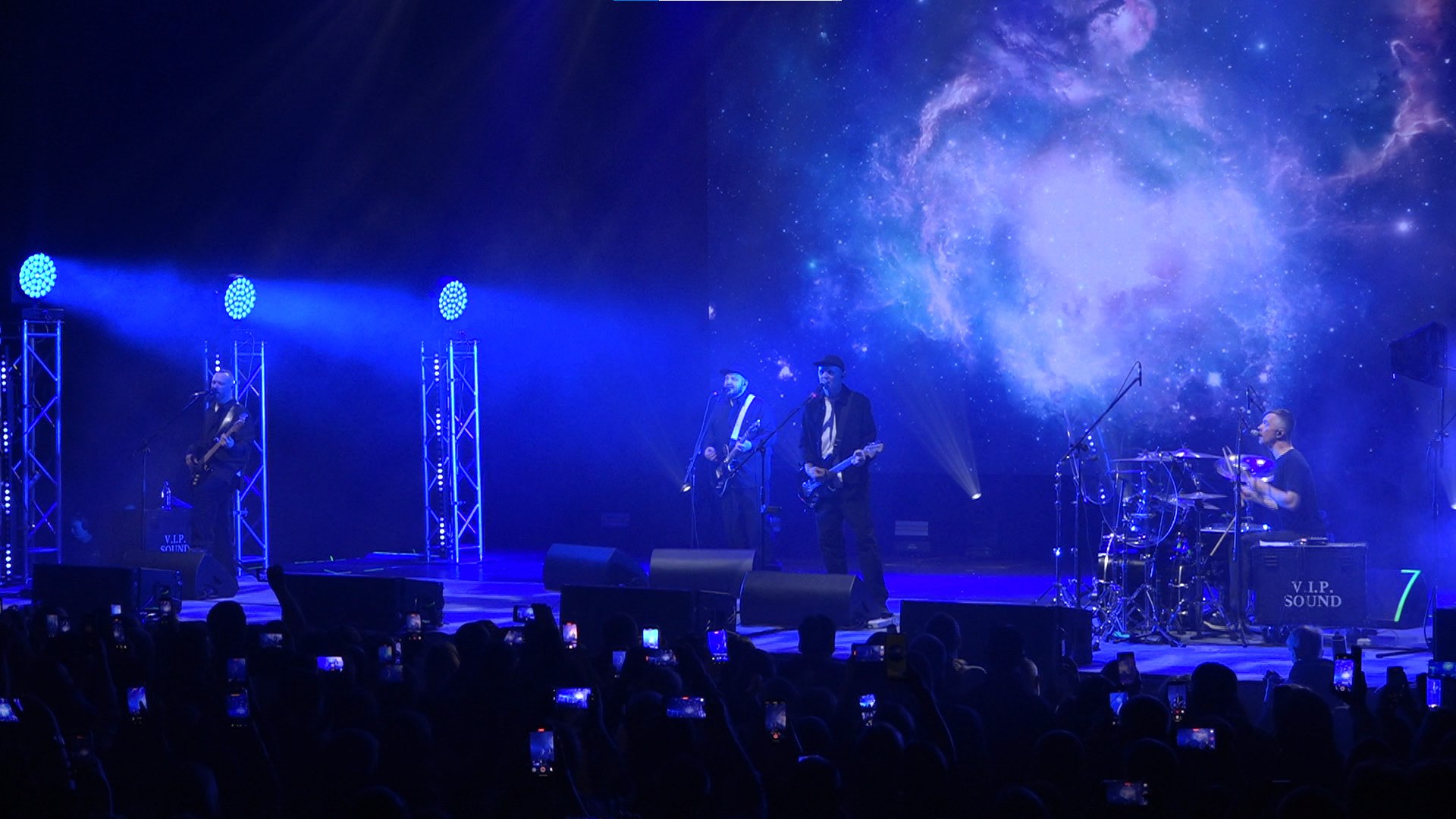 Основатель группы Смысловые галлюцинации Сергей Бобунец выступил с концертом в Чите В Чите в самом разгаре Рождественский фестиваль Классическая музыка поэтические вечера и рок концерты Далее в выпуске смотрите интервью с основателем группы Смысловые галлюцинации Сергеем Бобунцом и зарисовку с концерта музыканта прошедшего накануне вечером в Мегаполис спорт