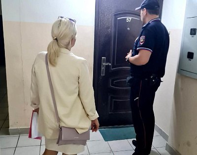 Во Владивостоке проходят рейды по выявлению нелегальной аренды жилья Недавно сотрудники управления финансов, полиции и налоговой службы проверили дома на улице Шевченко в Советском районе. Причиной проверки стали жалобы жителей о возможной нелегальной аренде квартир. В двух домах — №13 и №13а — проверили шесть квартир. В четырёх из них обнаружили, что жильё сдаётся без договоров, а владельцы не платят налоги с доходов от аренды. По каждому случаю составили протокол. Также владельцев таких квартир пригласили в налоговую для объяснений и подачи деклараций. В администрации Владивостока отметили, что рейды проходят регулярно в разных районах города. Проверки выбираются на основе жалоб жителей, поступающих через телефон доверия или письменно.
