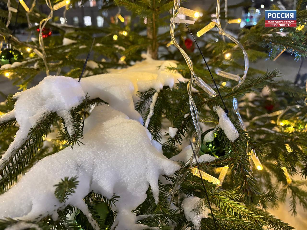 В четверг 18 декабря в Кировской области ожидается облачная погода мокрый снег и гололед  На дорогах гололедица и снежные заносы Таков прогноз регионального центра по гидрометеорологии и мониторингу окружающей среды В дневное время в Кирове синоптики обещают от 0 2 C В районах 4 1 C Ветер южный 4 9 м с местами порывы до 14 м с Ночью метель В областном центре от 2 до 4 C в районах 0 5 C на севере области до 10 C Ветер юго западный южный с переходом на северо западный 4 9 м с Атмосферное давление 749 739 мм рт ст Восход в 08 28 Закат в 14 47 Фото Деминой Александры Николаевны