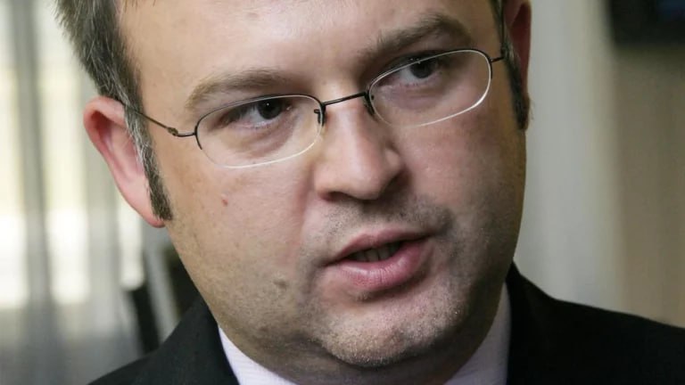 В Милане под окнами отеля найдено тело украинского банкира Александра Адарича В отеле он жил под чужим именем Полиция считает что это убийство и банкир выпал из окна уже мертвым Наш канал в MAX