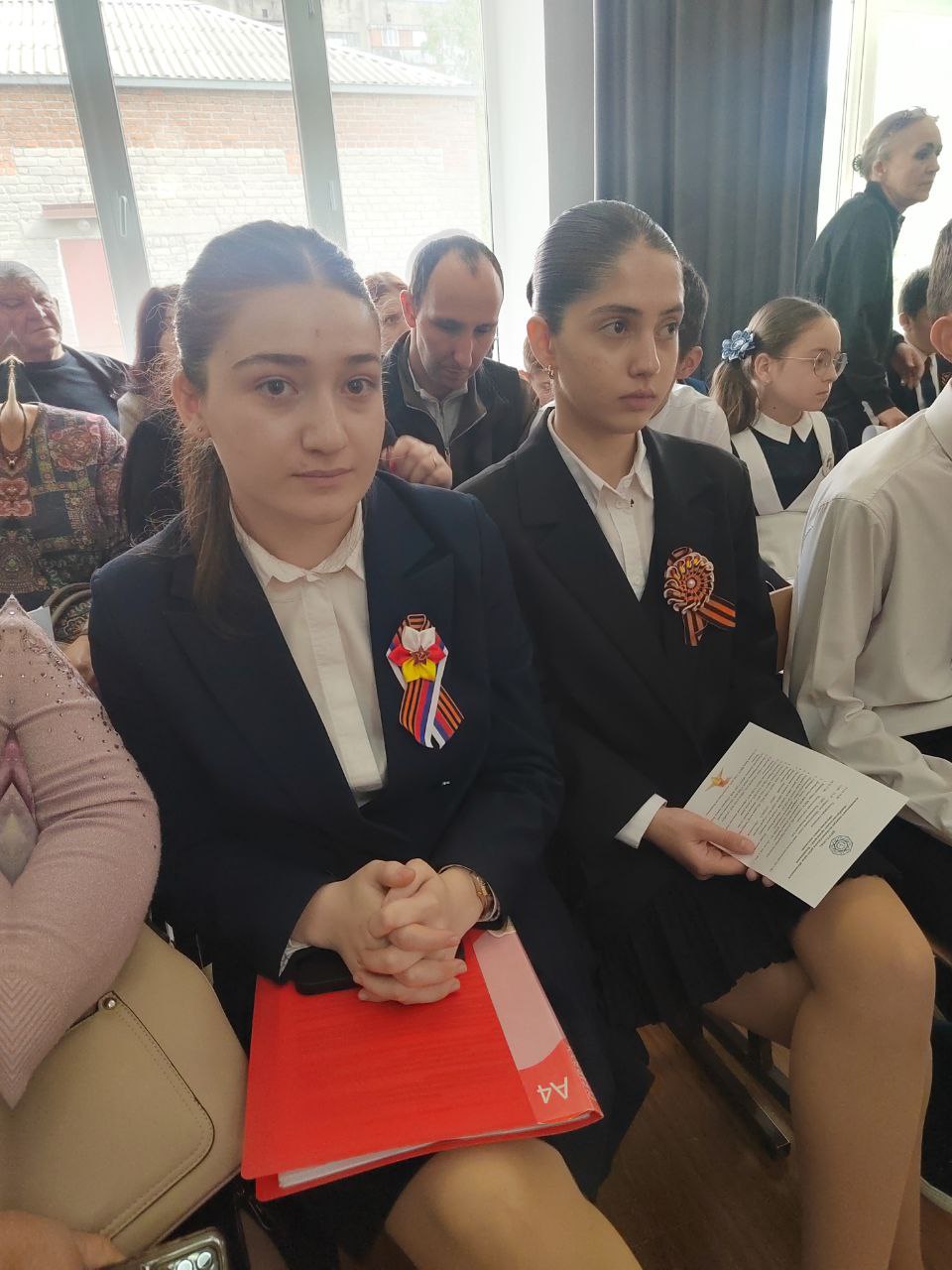 Во Владикавказе состоялся муниципальный конкурс исследовательских работ «Неугасима память поколений». Конкурс проходил в Центре «Нарт». Свои работы представили 15 ребят из владикавказских школ. Юные исследователи постарались раскрыть жизненный путь героев: участников Великой Отечественной войны, Афганской и Чеченской кампаний, СВО. Как отметила заместитель директора Центра дополнительного образования Владикавказа Бэла Фидарова, цель конкурса – патриотическое воспитание и формирование нравственных ценностей на примерах мужества и героизма защитников Отечества разных эпох. «Участники ответственно подошли к конкурсу, провели кропотливую работу по сбору и обобщению информации», - сказала Бэла Фидарова. Конкурс проходил в четырех номинациях: «Наследники героев», «Школа имени героя», «Их именами названы улицы», «Герой нашего времени». Возраст участников от 10 до 17 лет. Фото: телеграм-канал АМС г. Владикавказ.