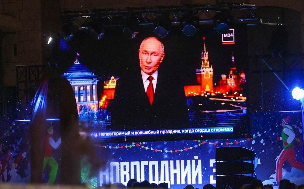 Новогоднее обращение Владимира Путина посмотрели по телевизору 64 млн человек следует из данных Mediascope предоставленных Ведомостям Это 46 6 аудитории в которой учтены жители страны старше четырех лет Трансляция обращения велась на 30 телеканалах  Показатель оказался несколько выше уровня декабря 2024 года когда прямой эфир собрал 63 6 млн зрителей  В 2023 году новогоднее обращение Путина посмотрели 64 7 млн человек старше четырех лет АГН Москва Telegram Max
