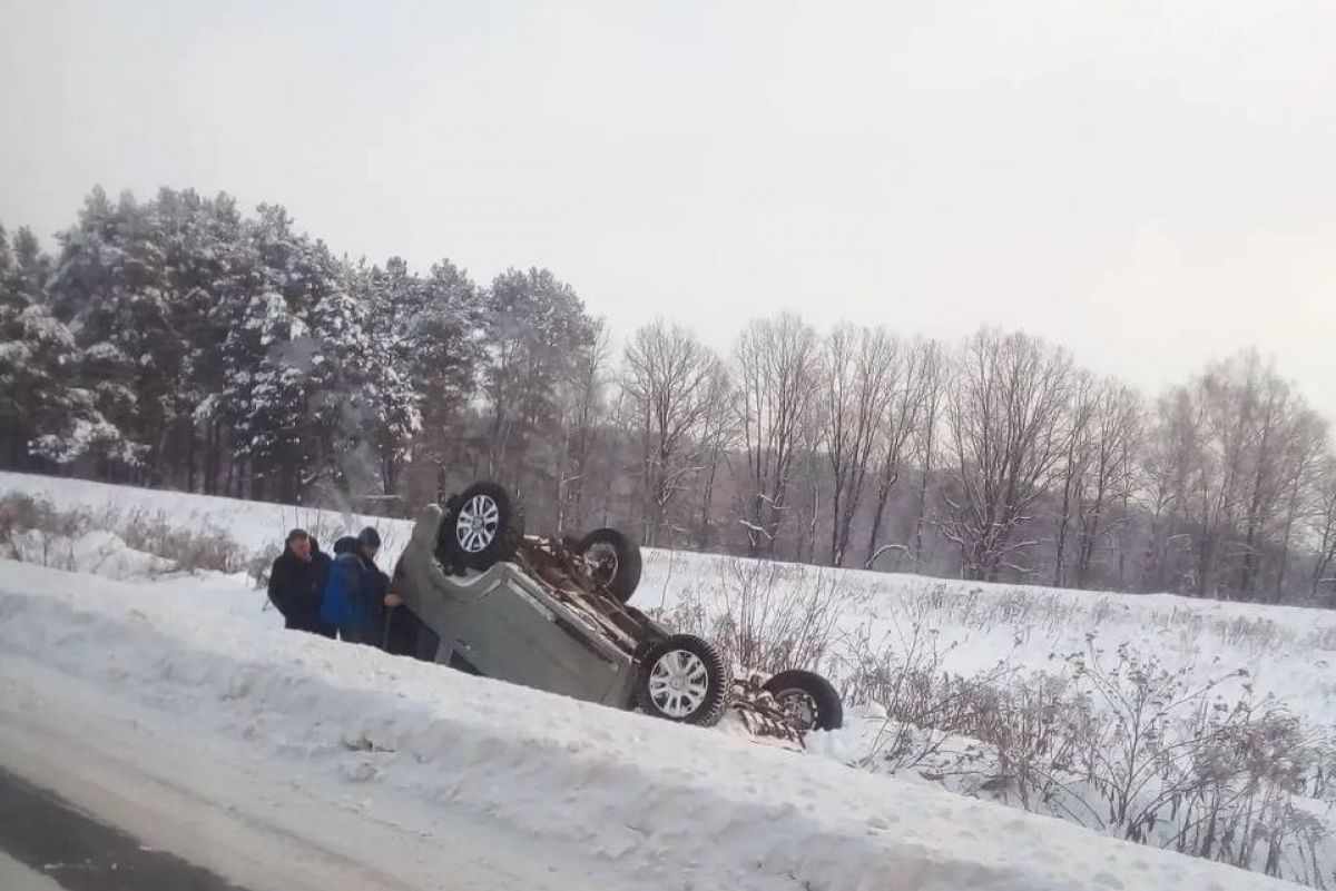 Калужские водители троллейбуса проявили героизм спасая семью из кювета   kaluganews ru fn 1787207 html Настоящий героизм проявили в субботу 17 января водители троллейбуса маршрута 41 Виктор Баринов и Владимир Глюзь Увидев автомобиль съехавший в кювет они немедленно бросились на помощь   Прислать новость Подписаться