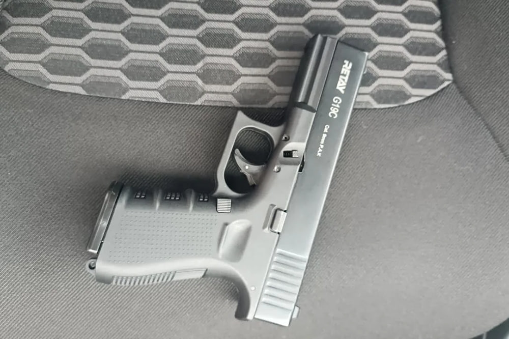 В Белореченске росгвардейцы задержали пассажира автомобиля который выстрелил в воздух Сотрудники вневедомственной охраны задержали 18 летнего жителя Белореченского района который двигаясь на автомобиле ВАЗ по улице Гоголя выстрелил в воздух из предмета конструктивно схожего с пистолетом Росгвардейцы остановили машину Вместе со стрелявшим в салоне находился 19 летний водитель Как выяснилось 18 летний парень приобрел светошумовой пистолет на маркетплейсе и решив проверить его действие произвел выстрел в воздух Оба молодых человека были переданы полицейским для дальнейшего разбирательства По данным Центра лицензионно разрешительной работы Главного управления Росгвардии по Краснодарскому краю ни один из них не является владельцем оружия Изъятое оружие на учете в Росгвардии не состоит Росгвардия Кубань Белореченск ВК MAX Дзен ОК rosgvard krasnodar