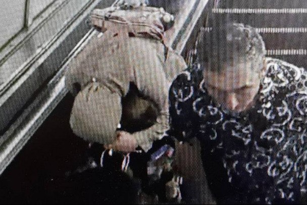 В Педиатрический университет доставили трехлетнего мальчика. Его рука попала в эскалатор  Как сообщили в Педиатрическом университете, трехлетний мальчик попал в клинику. Накануне вечером он получил травму руки на станции метро "Академическая". Кисть ребенка попала в движущееся полотно эскалатора.   "Врачи диагностировали тяжелые травмы среднего и безымянного пальцев левой руки. Ребенку потребовалось хирургическое вмешательство, и он остается под наблюдением врачей", - говорят медики.  Прокуратура Петербурга организовала проверку по факту происшествия.   В Педиатрическом университете отметили, что летом увеличивается число травм, которые получают пассажиры подземного транспорта. Для профилактики травматизма университет совместно с метрополитеном 17 июля проведет лекцию по безопасному поведению в метро. Начало - в 11 часов, сбор - около входа на станцию "Выборгская".    Прокуратура Петербурга