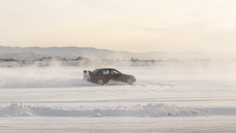 На выходных в Бурятии откроется сезон РАЛЛИ СПРИНТ 2026 Уже в эти выходные 10 января на льду карьера в поселке Сужа Иволгинского района Республики Бурятия пройдет первый этап традиционного Кубка Республики Бурятия по ледовым гонкам среди автолюбителей РАЛЛИ СПРИНТ 2026 6 Мероприятие официально откроет зимний сезон автоспорта в регионе Соревнования которые проводятся при поддержке регионального минспорта открыты для всех желающих Участвовать могут владельцы гражданских автомобилей готовые испытать свои навыки на сложной снежно ледовой трассе Ожидается что помимо местных энтузиастов в борьбу за кубок вступят гости из Иркутской области и Забайкальского края Сезон гонок продлится почти два месяца и будет состоять из четырех этапов первый 10 января второй 31 января третий 14 февраля и четвертый гранд финал 28 февраля Возрастное ограничение 6 архивный снимок Зорикто Дагбаев