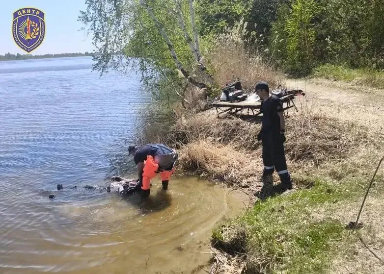 В водоеме вблизи села Прядчино обнаружено тело мужчины Ранним утром рыбаки обнаружили мужчину без признаков жизни у кромки воды На берегу находились автомобиль и рыболовные принадлежности По предварительным данным человеку могло стать плохо когда он сидел у воды На место происшествия были направлены спасатели поисково спасательного отряда Амурского центра ГЗ и ПБ Прибывшие специалисты извлекли тело из воды  Погибший передан сотрудникам полиции для проведения следственных действий Личность мужчины и обстоятельства произошедшего устанавливаются Амурские спасатели в МАХ ВК