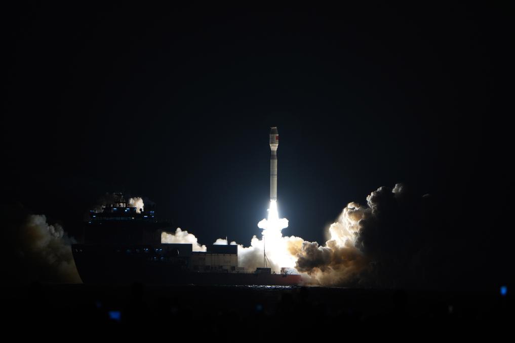 Китай запустил с морской платформы ракету-носитель с новой группой спутников  [Media]   Жичжао /пров. Шаньдун/, 9 августа /Синьхуа/ -- В ночь на субботу в провинции Шаньдун /Восточный Китай/ состоялся запуск ракеты-носителя "Цзелун-3" /Smart Dragon-3, SD-3/, которая успешно вывела группу спутников "Цзили-04" /Geely-04/ на запланированную орбиту.  Smart Dragon-3 стартовала в 00:31 по пекинскому времени с морской платформы недалеко от города Жичжао. Запуск был осуществлен Тайюаньским центром запуска спутников. -0-  2025-08-09 10:42:00 [Full Text]