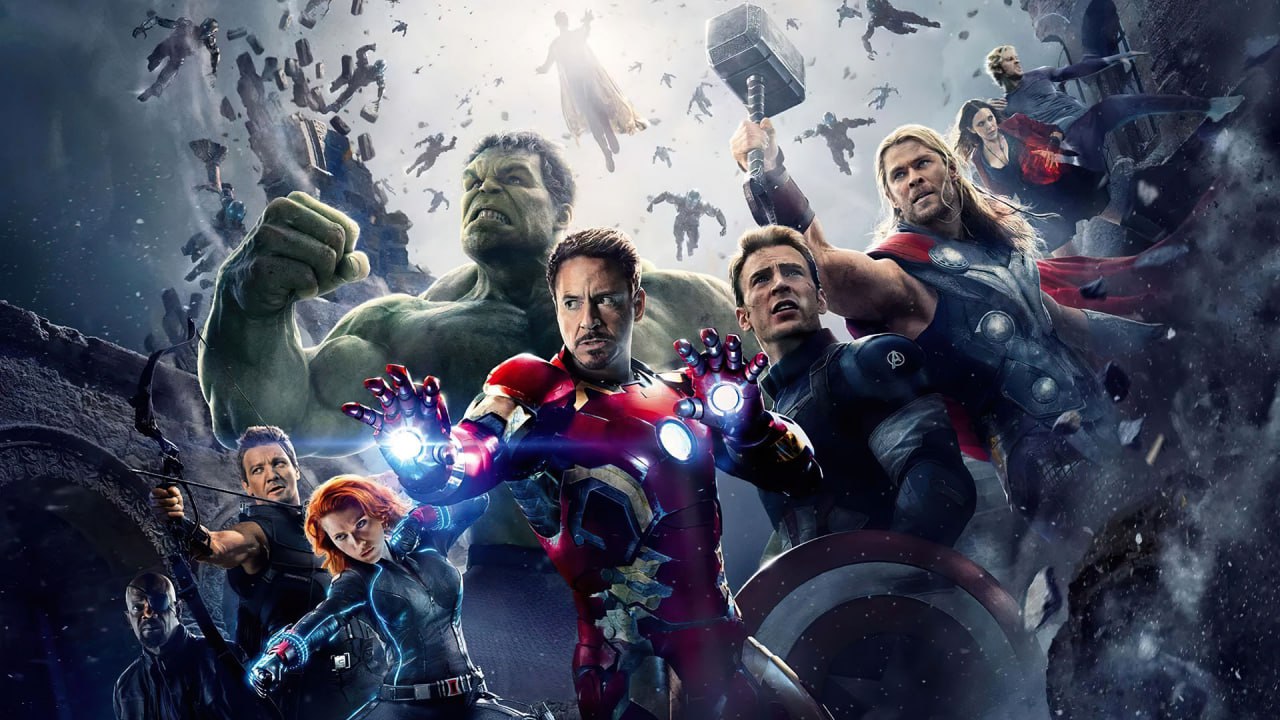 Кевин Файги рассказал о будущем киновселенной Marvel: семилетний план, обнуление таймлайна, новые-старые герои В большом свежем интервью глава супергероической мультивселенной студии Disney поделился новостями о будущих проектах, а также о том, что фанатам стоит ждать в ближайших кроссоверах. Собрали всё и разложили по пунктам: — Кевин Файги подтвердил, что с новой «Фантастической четвёрки» стартует шестая фаза,, а сам фильм будет практически полностьюс самостоятельным, без отсылок к прошлым событиям. — Идеи по замене Канга на Доктора Дума ходили ещё до скандала с Джонатаном Мэйджерсом: по словам Файги, Канг просто не был злодеем уровня Таноса. — После выхода «Мстителей: Секретные войны» в 2027 году киновселенную ждёт «сброс таймлайна» и перезапуск «Людей Икс». В новом фильме о мутантах появятся как новые лица, так и персонажи, ранее не появлявшиеся в кино. Кевин Файги намекнул, что после «Секретных войн» студия начнёт вводить новые версии Тони Старка и Стива Роджерса, следуя примеру других киносаг вроде «Джеймса Бонда» или «Супермена». — После критики Disney+ и фильмов вроде «Капитан Марвел 2» студия переходит к формуле 1–3 фильма в год и меньшей связи между сериалами и кино, делая упор на самостоятельные истории. — Глава киновселенной не исключил, что Дэдпул и Росомаха вновь объединятся в будущих кроссоверах. Возможно, персонажи получат ещё один собственный фильм. — Работа над «Блэйдом» продолжается. Фото: Marvel