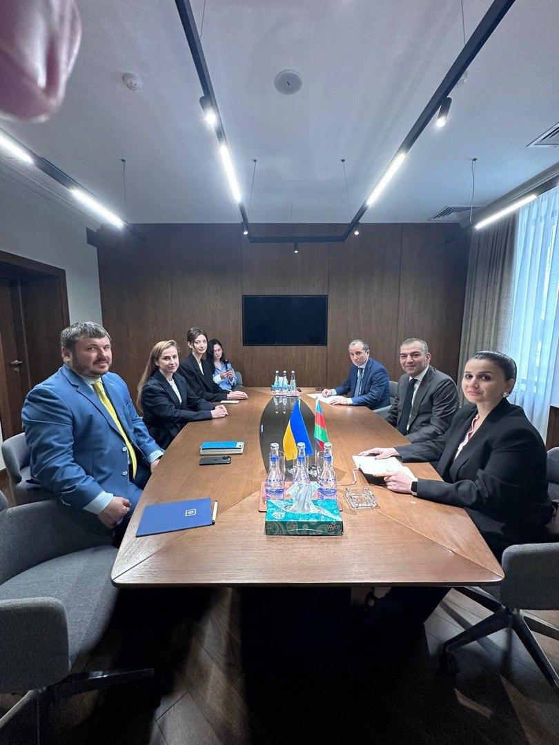 Азербайджан и Украина обсудили сотрудничество в сфере туризма В рамках 71-й сессии Европейской комиссии Всемирной туристической организации UNWTO в Баку прошла встреча руководителей Госагентств по развитию туризма Азербайджана и Украины. Об этом сообщил украинский посол в Баку. «Мы обсудили совместные туристические проекты, обмен опытом и будущее сотрудничество», - написал посол в Х.