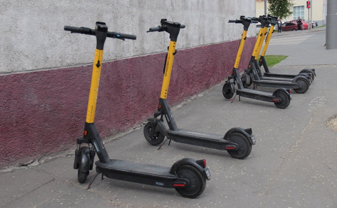 В Омске обсудили запрет на парковку самокатов в неположенных местах В Омском городском Совете состоялись публичные слушания по внесению изменений в правила благоустройства и обеспечения чистоты и порядка на территории города Омска Мэрия предложила целый пакет изменений Самое обсуждаемое из них касалось регулирования парковки электросамокатов и других средств индивидуальной мобильности Планируется предусмотреть перечень мест где разрешена парковка самокатов Также администрация города попросила горсовет наделить ее полномочиями по перемещению припаркованных в неположенных местах СИМов на спецстоянки Для возвращения своих самокатов их владельцам будет необходимо оплатить расходы по их транспортировке Подробности в материале РБК Омск rbc omsk