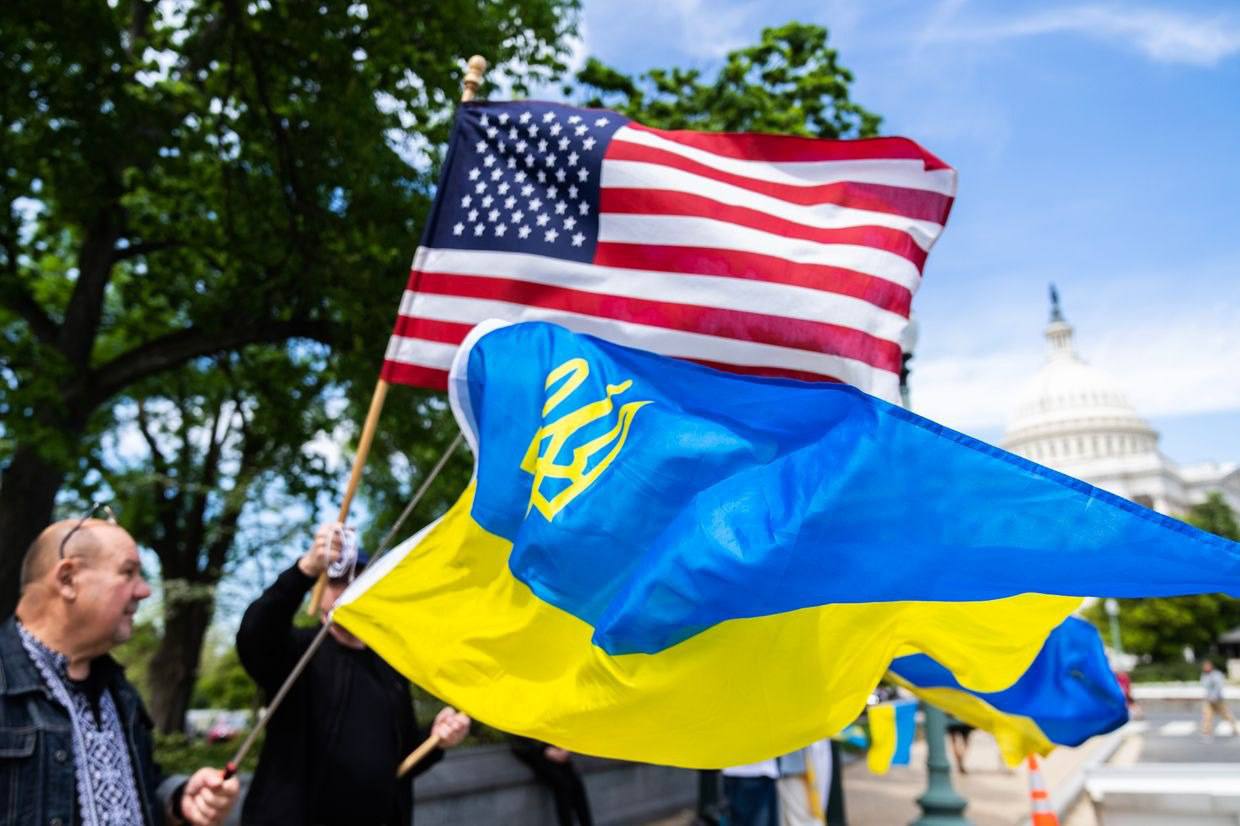 Часть переехавших в США украинцев возвращается в Европу Граждане Украины, переехавшие в США, после начала СВО в 2022 г. возвращаются в Европу, столкнувшись с трудностями после изменения миграционной политики страны при президенте Трампе. Об этом пишет французская газета Le Monde. Издание отмечает, что отъезд украинцев из США связан с прекращением специальной программы приема граждан Украины, начавшейся при управлении страной экс-президента Байдена. Нынешняя администрация неоднократно высказывалась за ужесточение иммиграционной политики. 25 января США приостановили инициативу Uniting for Ukraine, которая позволила более 150.000 украинцам переехать в страну после начала СВО. После, 19 февраля сообщалось, что приостановлен прием заявлений от мигрантов с Украины, которым разрешили въехать в США по введенным экс-президентом Байденом программам.