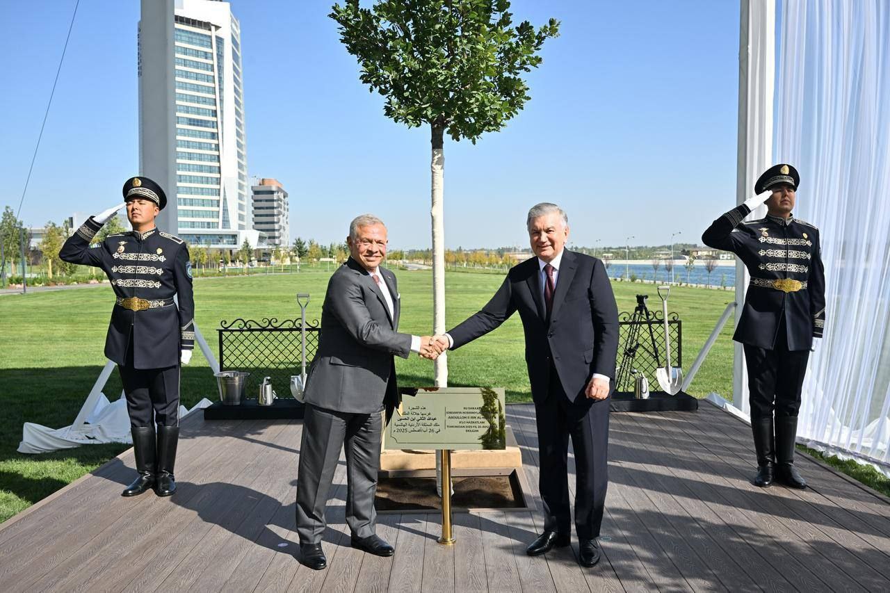 Шавкат Мирзиёев и Король Иордании посадили дерево в Самарканде Президент Узбекистана Шавкат Мирзиёев и Король Иордании Абдалла II ибн аль Хусейн в ходе визита в Самарканд приняли участие в церемонии посадки дерева Мероприятие прошло в парке Конгресс центра и стало символом укрепления дружбы и сотрудничества между двумя странами Следите за нашими новостями Telegram Instagram Facebook