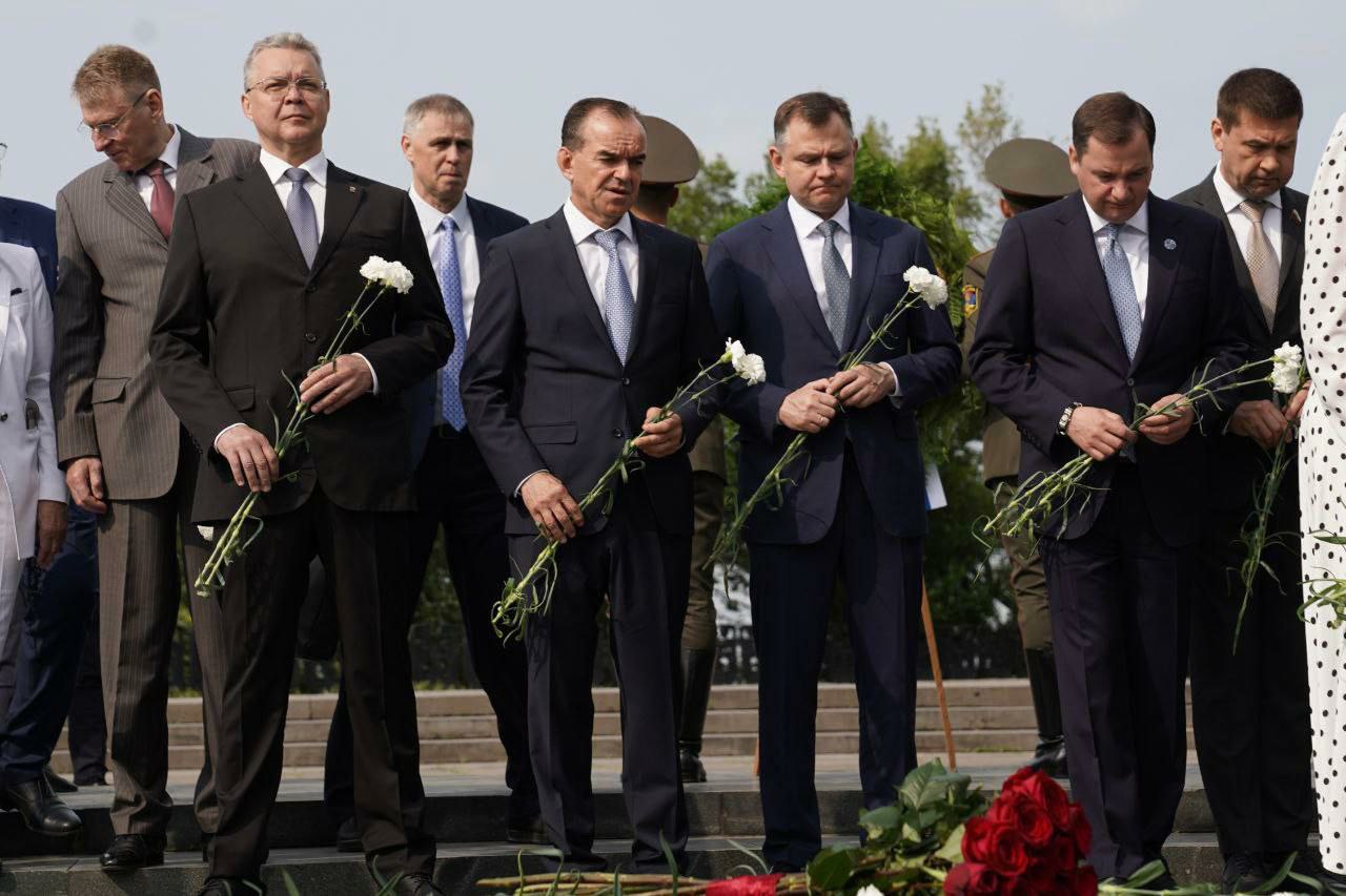 Губернатор Ставрополья участвует в Российско-Армянском межрегиональном форуме  Владимир Владимиров принимает участие в Российско-Армянском межрегиональном форуме, проходящем в Республике Армения. В рамках визита глава края проведёт деловые встречи, в том числе с руководством страны.  Основное внимание будет уделено вопросам торгово-экономического сотрудничества между Ставропольем и Арменией. Отмечается, что диалог направлен на укрепление межрегиональных связей, развитие партнёрства в экономике, туризме, культуре и других сферах.  До начала деловой программы Владимир Владимиров вместе с делегацией Совета Федерации РФ во главе с Валентиной Матвиенко принял участие в церемонии возложения цветов к памятнику Мать Армения — в память о подвиге народов, сражавшихся в годы Великой Отечественной войны.