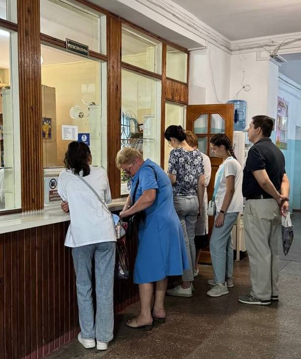 Для решения проблем с очередями в больницах создадим муниципальные штабы по здравоохранению. В них войдут медики и представители местной власти. Такое предложение выработали сегодня на заседании Совета главных врачей. Уже реализуем ряд мер для того, чтобы минимизировать очереди в медучреждениях Республики. Запустили горячую линию «1-500» для дистанционной записи пациентов, а с сентября расширим работу еще на семь муниципалитетов. К сожалению, не всегда возможно избежать очередей в больницах. Вопрос решаем комплексно — привлекаем новые кадры и делаем ожидание комфортнее. Предложил главврачам создать отдельные кабинеты для пребывания пациентов, где можно будет измерить давление, узнать больше о болезнях сердца и о том, как их предотвратить. В рамках работы муниципальных штабов по здравоохранению усилим информирование людей. Жители должны знать, в какое время больницы и медики менее загружены.