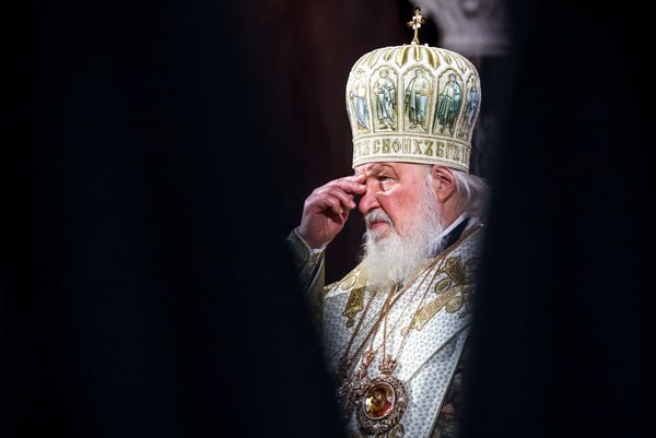 Патриарх Кирилл освятил воду в храме Христа Спасителя в Крещенский сочельник После Божественной литургии глава РПЦ обратился к верующим Он отметил что сегодня в мире истребляется нравственное начало в душах людей создаются разные псевдоучения чтобы оторвать человека от бога Всё это не может возыметь силы над нами над народом родители и праотцы которого прошли тяжелейшие испытания оставшись верными Господу и Спасителю заключил предстоятель РПЦ Подписаться на Говорит Москва Telegram VK MAX