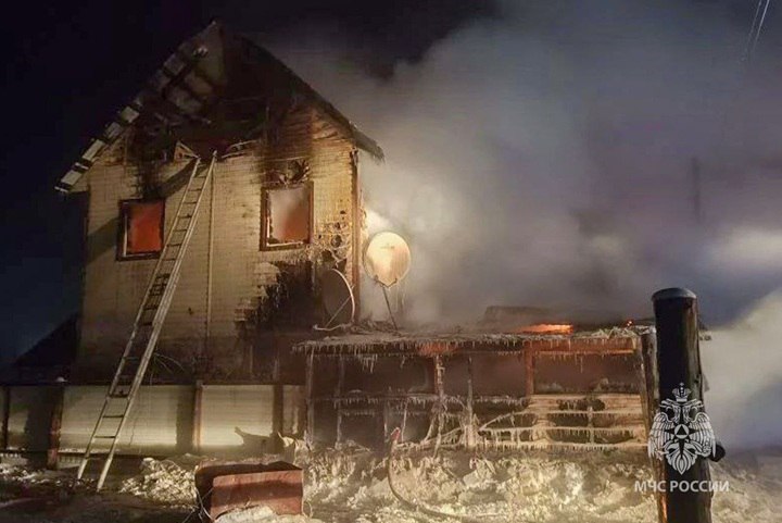 Семья из пяти человек погибла при пожаре Ранним утром жители улицы Хангаласская в селе Октемцы заметили яркое зарево за окном В воздухе стоял резкий запах гари Люди вышли на улицу и обомлели двухэтажный дом по соседству полыхал что есть силы Очевидцы вызвали спасателей но к их приезду дом сгорел почти полностью Подробнее Фото ГУ МЧС России по Якутии