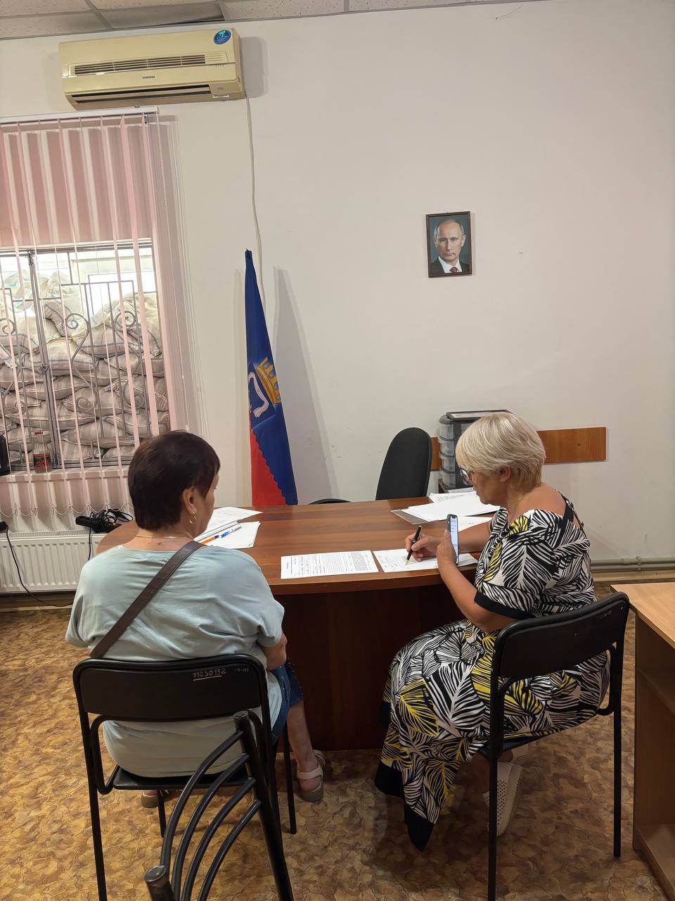 Приём граждан провела депутат Каховского Совета депутатов от партии ЛДПР Елена Филипчук На приеме к депутату обратилась гражданка по вопросу оформления выплат за погибшего сына во время войны в Афганистане. Просила оказать содействие в решении данного вопроса. Также было обращение, связанное с оплатой коммунальных платежей. Депутат от партии ЛДПР Елена Филипчук внимательно выслушала граждан, зафиксировала моменты, изложенные в данных обращениях, взяла под контроль для дальнейшего решения. sd_kakhovka .ru #ЕдинаяРоссия #EP84 #депутат #МуниципальныйДепутат