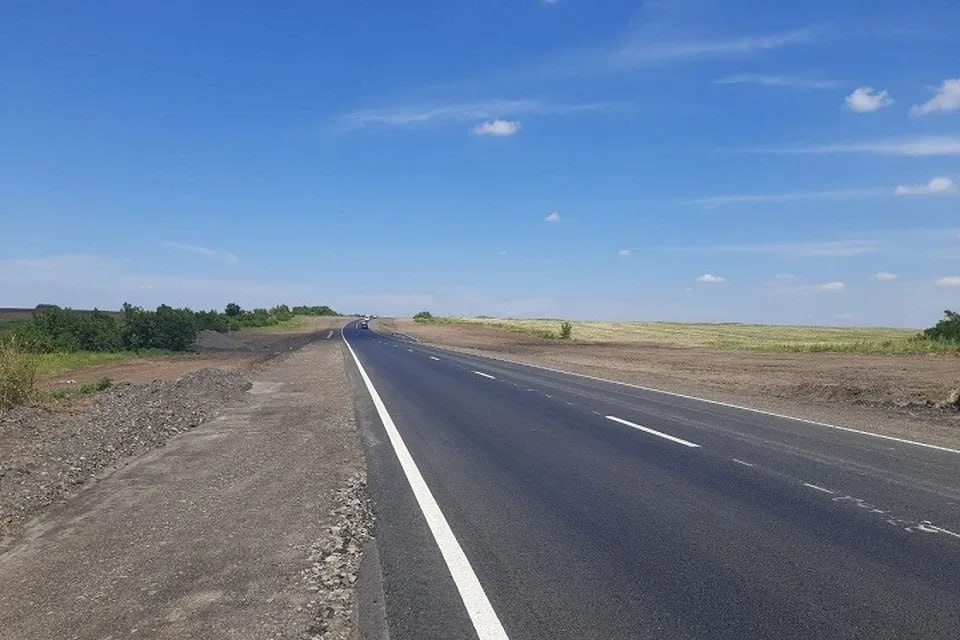 Дороги в новых регионах планируется довести до среднероссийских показателей до 2030 года  Об этом в ходе открытого диалога «100 вопросов о будущем России» в национальном центре «Россия» заявил вице-премьер Марат Хуснуллин  «По дорогам мы вышли на стабильный темп, до 2030 года дороги в Донбассе и Новороссии приведем к среднероссийскому показателю. Он будет не ниже, но, я надеюсь, что он будет даже выше», - отметил заместитель председателя Правительства РФ.