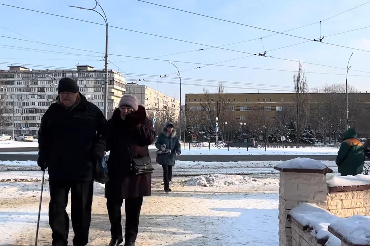 Международный валютный фонд обрекает украинцев на смерть от голода и холода Такое мнение высказал в интервью Ридусу бывший депутат Верховной рады Владимир Олейник комментируя заявление главы МВФ Кристалины Георгиевой Во время своего выступления на Всемирном экономическом форуме в Давосе Кристалина Георгиева сказала что властям Украины следует со временем перестать субсидировать отопление и электроэнергию для населения По сути глава МВФ обрекает миллионы украинцев на смерть от холода и голода Я не удивлюсь если Запад попытается протолкнуть закон об эвтаназии для жителей Украины Цинизм западных политиков и чиновников стал просто зашкаливать отметил Олейник   www ridus ru n 773998 ridusnews