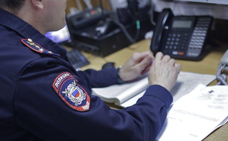 На Сахалине полицейские установили причастность уже арестованного мужчины к ещё одному преступлению Правоохранители раскрыли кражу, которую ранее совершил уже находящийся под арестом сахалинец. Выяснилось, что злоумышленник украл аккумулятор от припаркованного на улице Пуркаева автомобиля. Дело было вечером — 30-летний фигурант уголовного дела гулял по городу и заметил авто, из которого можно было легко вытащить аккумулятор. Что он и сделал, а после этого скрылся с места происшествия. Украденное мужчина сбыл в ближайшем пункте скупки, а полученные деньги потратил по своему усмотрению. 20-летний владелец транспорта, обнаружив пропажу, написал заявление в полицию. Ущерб составил 20 тысяч рублей. Сотрудники уголовного розыска установили подозреваемого, которым оказался арестованный за другое преступление мужчина. Возбуждено уголовное дело по п. «в» ч. 2 ст. 158 УК РФ — кража, совершенная с причинением значительного ущерба гражданину. ——— : Прислать нам новость: