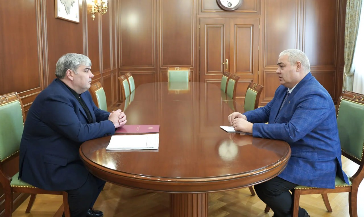 Казбек Коков встретился с главой администрации Черекского района Глава КБР Казбек Коков с главой администрации Черекского муниципального района Аланом Кульбаевым в ходе рабочей встречи обсудили вопросы развития муниципалитета Подвели предварительные итоги уходящего года наметили планы на перспективу в том числе в рамках реализации национальных и федеральных проектов и программ По федеральному проекту формирования комфортной городской среды благоустроены общественные территории в Кашхатау Жемтале Бабугенте Верхней Жемтале Герпегеже Подробнее здесь