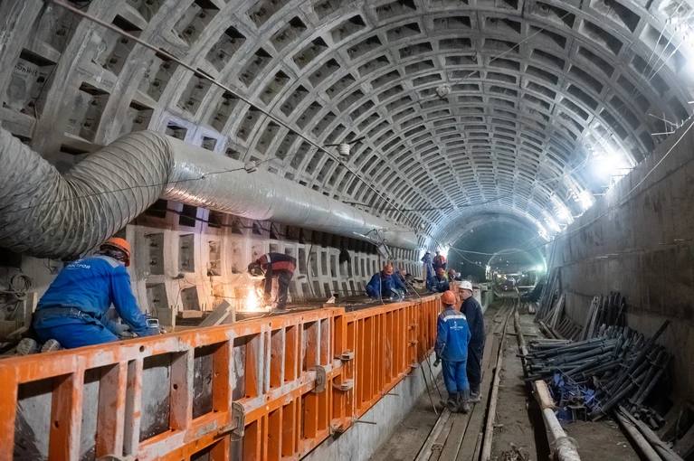 Отечественный проходческий щит собрали наполовину в метро Петербурга  Монтаж первого полностью отечественного тоннелепроходческого комплекса «Вера» диаметром 5,6 метра завершается на строящемся участке Красносельско-Калининской линии метро Петербурга.  Как отметил губернатор Александр Беглов, подобная техника не производилась в России даже в советский период.  Совсем скоро «Вера» отправится в тестовый режим работы на участке между «Путиловской» и «Каретной»   : Юлия Пыхалова   : СПб — отдай свой буст нам