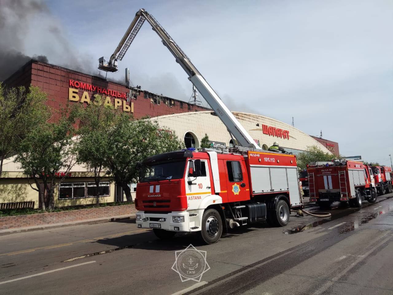 В Астане горит рынок «Шапагат» Пожар охватил рынок «Шапагат», который расположен на левом берегу в Астане, проводится эвакуация посетителей. В пресс-службе МЧС сообщили, что пожар тушат по повышенному рангу. Информации о пострадавших или погибших нет. Предположительно возгорание случилось в одном из бутиков. Фото: МЧС РК /CentralMediaNews