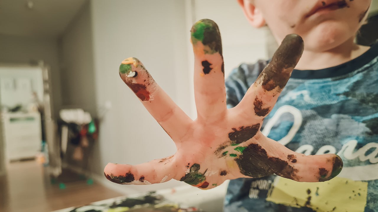 В Госдуме предложили установить минимальный размер алиментов на детей Сейчас в законе такой нормы нет а средние выплаты 7 5 10 тысяч рублей Рассчитываться он должен исходя из величины МРОТ половина суммы на одного ребенка три четверти на двоих вся сумма на трех и более детей Кроме того законопроект перекладывает бремя доказательства реальных доходов на ответчика Это поможет бороться со справками о заниженной зарплате ОНа сегодняшний день около 2 миллионов россиян платят алименты 98 на детей Новые правила должны усилить защиту прав несовершеннолетних Присылайте фото видео и новости OSTagilCity bot