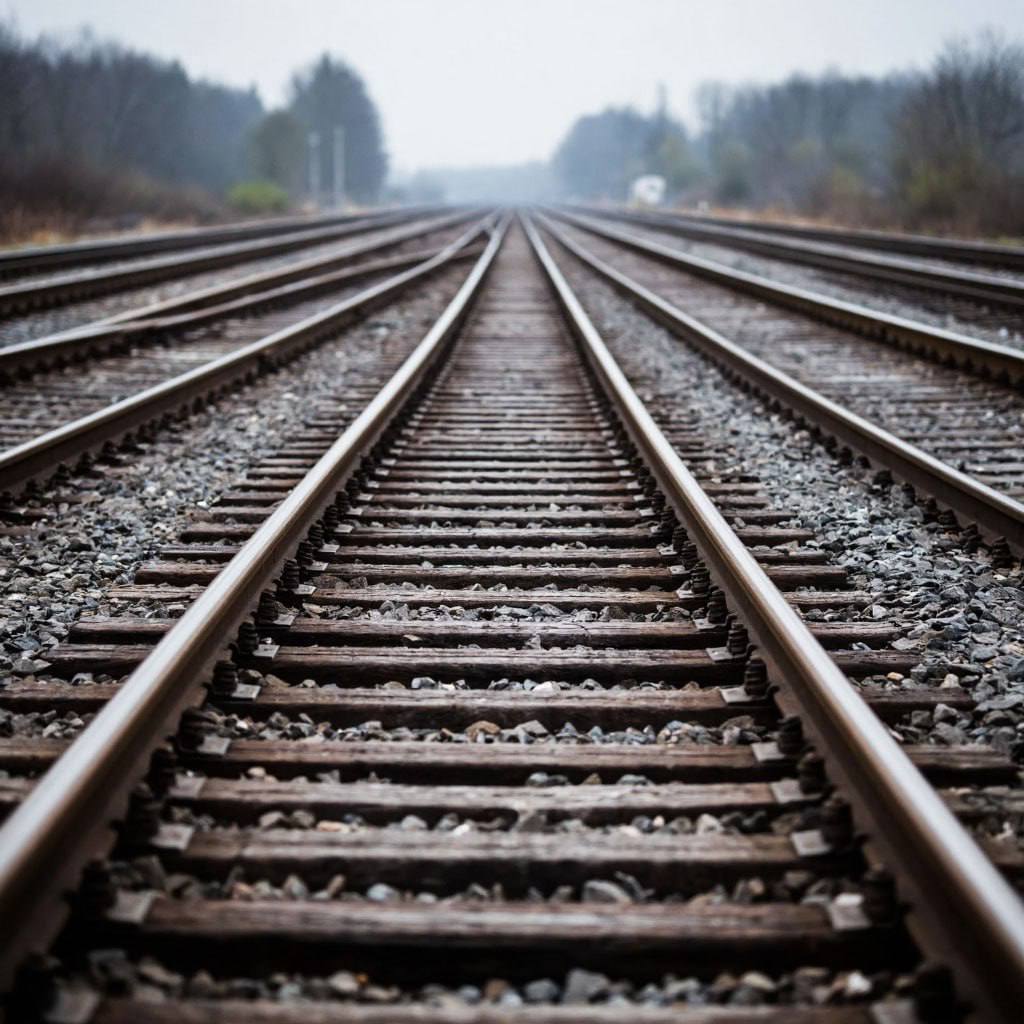 На ж д путях произошла очередная трагедия В Краснодаре на перегоне Кубань Энем 1 пассажирский поезд сбил мужчину который находился на железнодорожных путях На место происшествия выехала следственная группа транспортной полиции К сожалению 49 летний житель Лабинского района скончался от полученных травм на месте Сейчас полицейские устанавливают все обстоятельства случившегося По итогам проверки будет принято решение о дальнейших действиях сообщили в пресс службе Краснодарского ЛУ МВД России на транспорте   Быть в курсе Мы в MAX