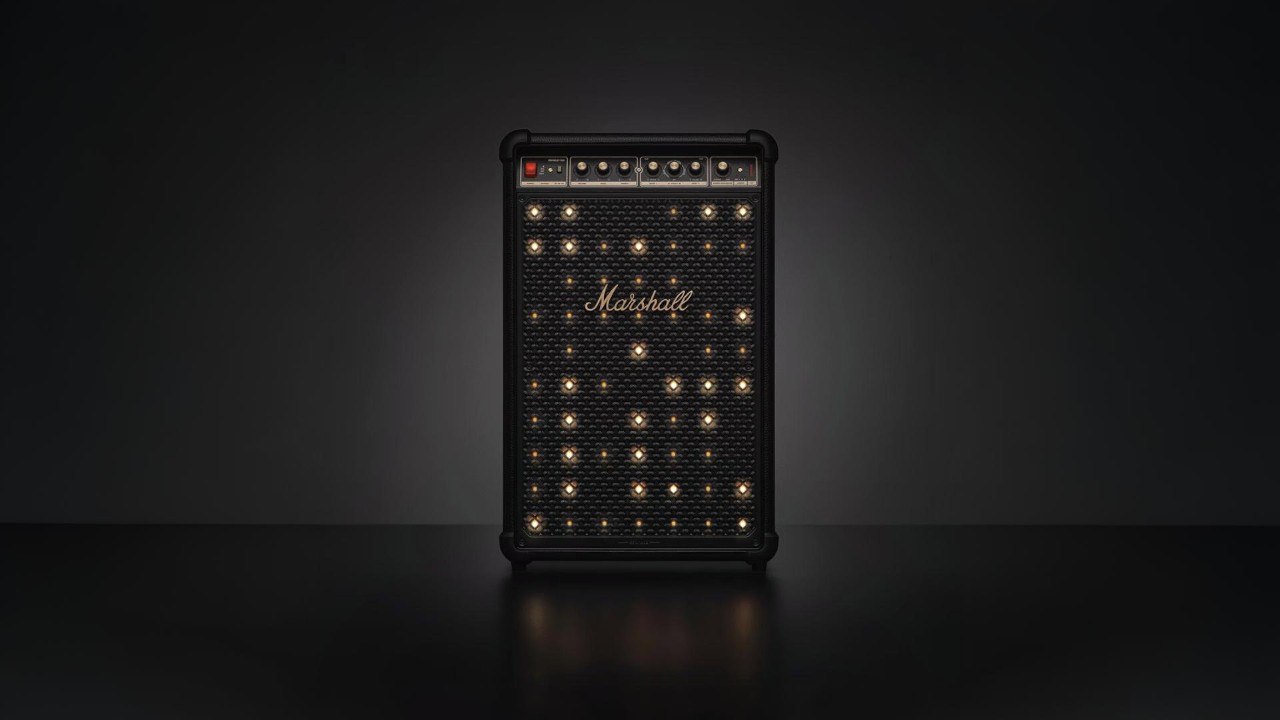 Dolbit normalno ещё и светится новая колонка Marshall Bromley 750 24 килограммовое чудище на колёсиках оснащено множеством LED светодиодов которые могут светиться в такт музыке и восемью излучателями самые мощные из которых на 150 Вт Можно подключиться через Bluetooth 5 3 USB C миниджек и даже тюльпаны А ещё есть XLR разъёмы для музыкальных инструментов Время работы 40 часов Колонка появится в продаже 23 сентября по цене 1299 долларов 104 300 рублей rozetked me news 41166