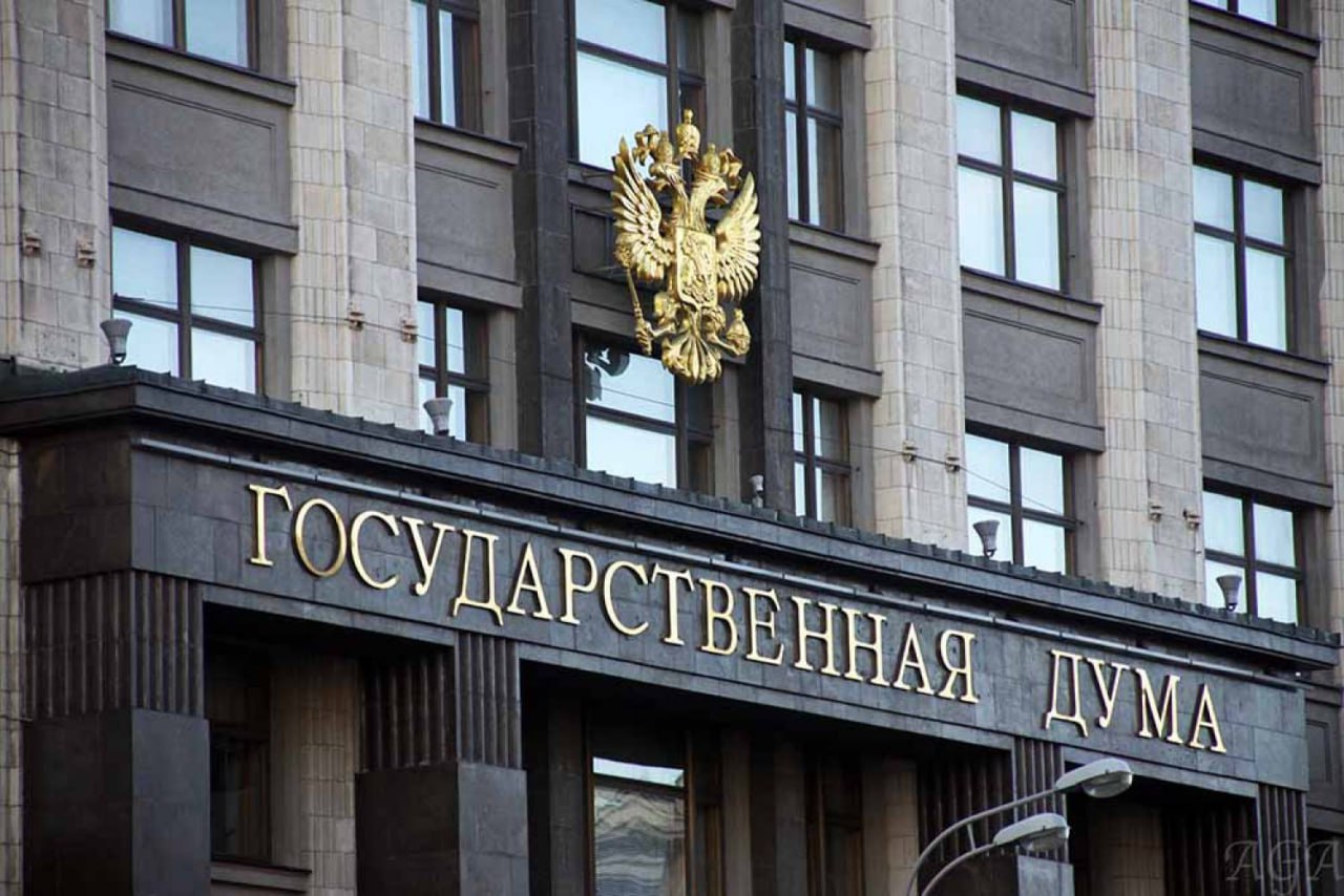 Комитет Госдумы одобрил ко второму чтению поправки в Лесной кодекс о выделении участков под ГТС Комитет Государственной Думы по экологии природным ресурсам и охране окружающей среды поддержал к рассмотрению во втором чтении изменения в Лесной кодекс разработанные Минприроды России Согласно законопроекту участки под строительство реконструкцию и эксплуатацию гидротехнических сооружений ГТС в том числе водохранилищ морских и речных портов предоставляются только в том случае если эти объекты зафиксированы в документах территориального планирования федерального регионального или местного значения Кроме того выдаваться такие участки будут только юридическим лицам и индивидуальным предпринимателям Физические лица исключены Заместитель председателя комитета Государственной Думы по экологии природным ресурсам и охране окружающей среды Георгий Арапов отметил что на практике участились случаи когда граждане берут лесные участки под создание ГТС а затем переводят их в земли особо охраняемых территорий и объектов с категорией земли рекреационного назначения А этот режим позволяет использовать выданные участки в коммерческих целях Теперь перевод участков лесного фонда выданных под строительство гидротехнической и портовой инфраструктуры из земель лесного фонда в земли особо охраняемых территорий и объектов будет запрещён Согласно российскому законодательству порядок перевода земель для размещения тех или иных объектов предусматривает включение информации о них в документы территориального планирования Исключение было для перевода земель лесного фонда под создание гидротехнических сооружений морских и речных портов Законопроект устанавливает общий порядок и для таких объектов Нововведение позволит регионам эффективнее контролировать рациональность использования земель лесного фонда