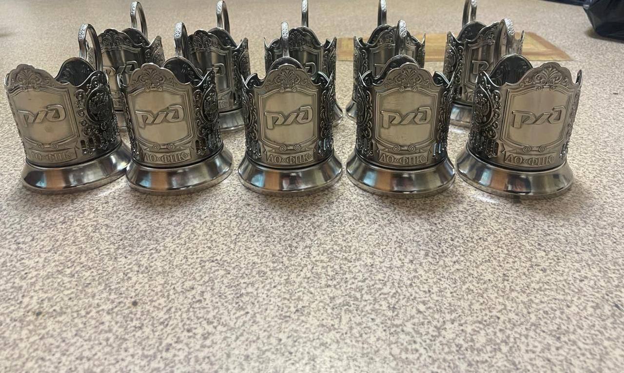 В Челябинске сотрудница РЖД украла сотни подстаканников А если быть точнее 216 фирменных подстаканников из пассажирского депо По версии следствия она прятала их на складе а потом вывезла домой на такси Полиция нашла у нее 206 подстаканников еще 10 она успела продать Ущерб составил почти 199 тысяч рублей Женщина признала вину и вернула деньги Теперь она ждет суда