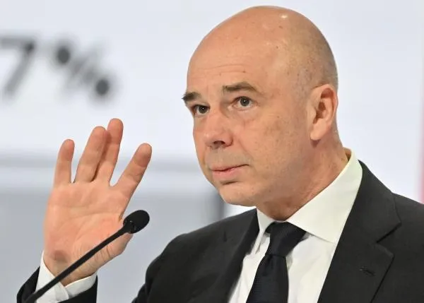 Антон Силуанов посоветовал достать деньги из под подушки Как отметил министр финансов они не работают ни на их владельцев ни на страну Такие средства обесцениваются а граждане теряют в доходах Эти сбережения стоит инвестировать чтобы они давали прибыль и участвовали в развитии экономики подчеркнул глава Минфина У каждого человека есть какие то сбережения понятно что у кого то побольше у кого то поменьше Как ими распорядиться Положить под подушку не используя эти ресурсы или научиться ими управлять вкладывая в различные инструменты самый простой это депозиты в банке сообщил министр на федеральном просветительском марафоне Знание Первые Подписаться на Говорит Москва Telegram VK МАКС