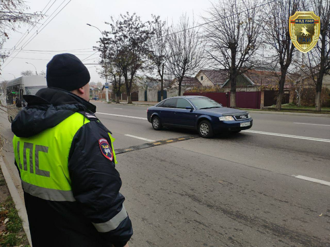 По данным УГАИ  За неделю – с 15 по 21 ноября – сотрудники ГАИ задержали шесть водителей, управлявших транспортом в состоянии алкогольного опьянения. Три нарушителя выявлены в Тирасполе, по одному – в Бендерах, Дубоссарах и Рыбнице.   Пять пьяных водителей привлечены к административной ответственности по п. 1 ст. 12.8 КоАП ПМР. Они заплатят штраф, размер которого достигает 3680 рублей ПМР, и будут лишены водительских прав на срок до двух лет.   Один автолюбитель отказался от прохождения медицинского освидетельствования. Госавтоинспекторы привлекли его к админответственности по п. 1 ст. 12.27 КоАП ПМР. Нарушителю грозит штраф в размере до 5520 рублей ПМР и лишение водительских прав на срок до двух лет.     Пресс-центр МВД ПМР