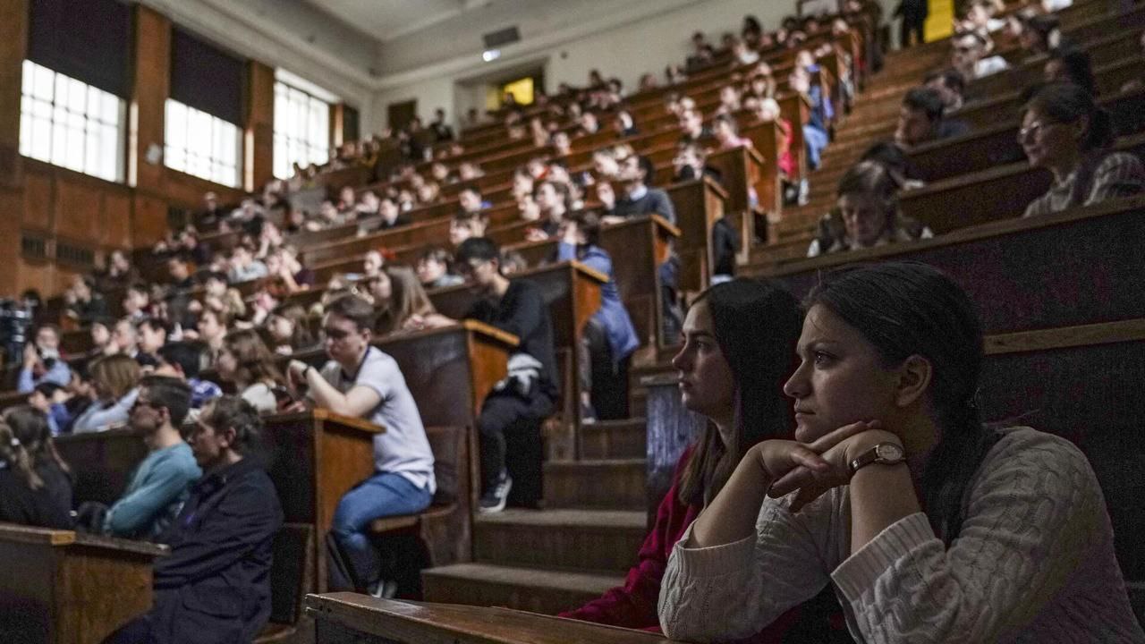 Регулирование количества платных мест в вузах РФ начнется 1 сентября 2025 года и коснется всех университетов страны. В стране назрела необходимость ограничения платного приема на специальности, не востребованные экономикой, заявил глава Минобрнауки Валерий Фальков.
