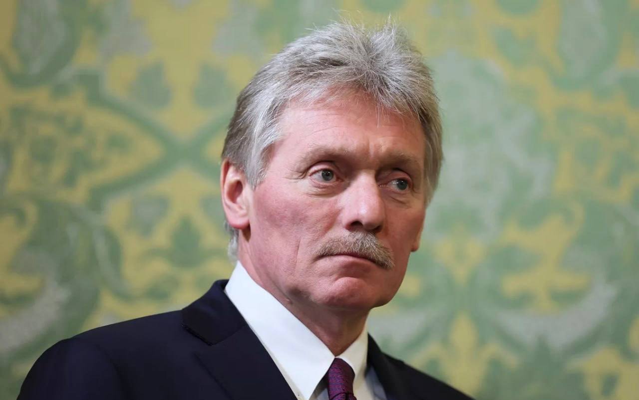 Заявления пресс-секретаря президента РФ Дмитрия Пескова:   Трудно говорить о возможности сильного ускорения темпов переговоров между Россией и Украиной.   Россия не тормозит и не останавливает работу по выполнению достигнутых договоренностей с Украиной.   Россия не заинтересована в затягивании переговоров по Украине.   Россия признательна США за усилия, которые они прикладывают для переговоров по украинскому урегулированию.   Москва решительно осуждает атаки киевского режима по мирным городам.   Россия заинтересована в том, чтобы добиться целей по ситуации на Украине политико-дипломатическими средствами.   Все мессенджеры, которые действуют в России, должны выполнять российское законодательство.   При отсутствии конкуренции российский мессенджер развиваться не сможет.   Путин во вторник может провести международный телефонный разговор, Кремль сообщит подробности.