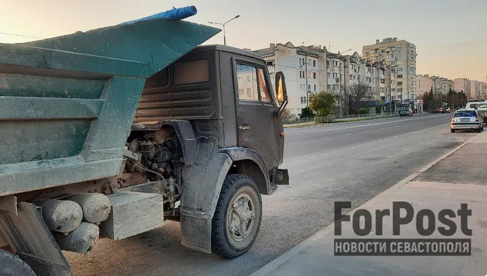 Главу Севастополя возмутила грязь от перевозящей стройотходы техники Подрядчиков больших городских строек предложено штрафовать. «Я ставил задачу, чтобы со строек не выезжали открытые КАМАЗы. Дофига их по городу ездит. Порядок нельзя навести? Штрафуйте. Как в колхозе ездят. Особенно по государственным объектам докладывайте мне, кто так радует нас. Выедите со стройнадзором и проверьте все эти вещи. Мойка колёс должна быть при выезде, закрывать нужно тентами глухими, когда грунт перемещают, строительные отходы. Потому что не намоешься», — высказался Михаил Развожаев. Он также попросил увеличить интенсивность работ по очистке городских дорог от пыли и грязи. Глава дептранса пообещал контролировать этот вопрос. ForPost