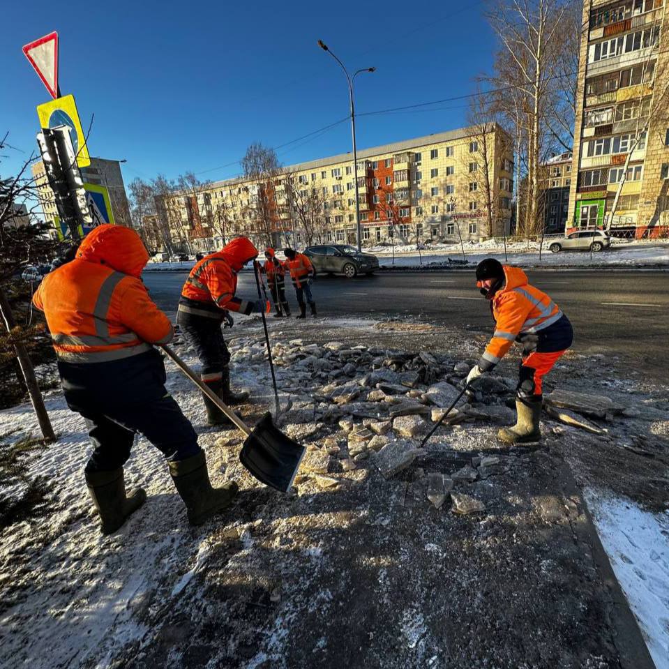 Больше двух тысяч тонн снега вывезли из Казани за ночь  Прошедшей ночью в уборке было задействовано 63 рабочих и 261 единица техники. И использовано почти 200 тонн реагентов и более 280 тонн песко-соляной смеси.  Сейчас на улицах столицы РТ активная уборка снега продолжается. Планируется обработка дорог противогололедными материалами.    KazanFirst     в бот