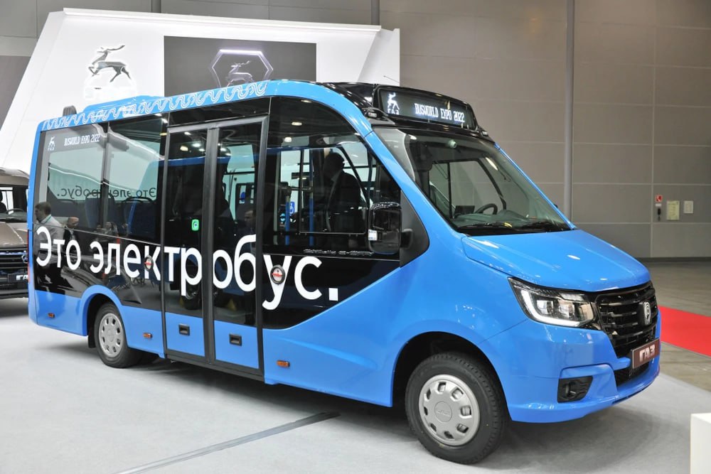 Мини-электробус Газель e-City протестируют на улицах Москвы, сообщил заммэра по вопросам транспорта и промышленности Максим Ликсутов  Он отметил, что электробус малого класса подходит для перевозки пассажиров на маршрутах с низким пассажиропотоком и узких улицах, где не проедут более крупные машины.