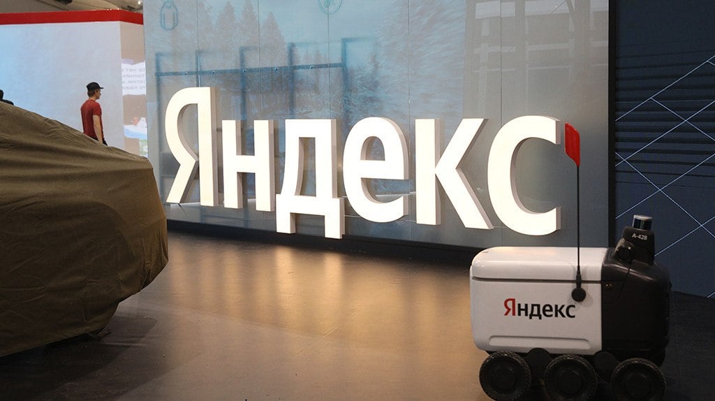 Яндекс #YDEX  «Яндекс» выделяет беспилотный транспорт в самостоятельное бизнес-направление  IT-компания «Яндекс» создает новое бизнес-направление, посвященное автономному транспорту. В него войдут беспилотные такси, грузовики и роботы-доставщики. Проект станет частью группы Yandex B2B Tech, объединяющей облачные сервисы и «Яндекс 360». Эксперты оценивают экономический эффект от беспилотного транспорта в России в ₽4,6 трлн в год. Однако выйти на операционную прибыльность компания сможет через 3–5 лет. Развитию мешает отсутствие четкого законодательного регулирования.  Источник: kommersant.ru