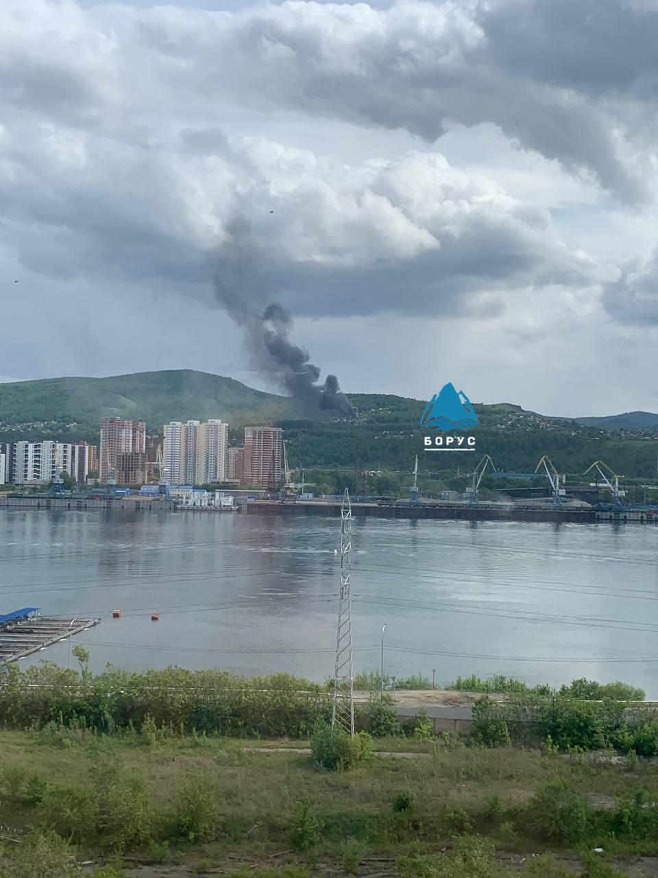 Два жилых дома горят в СНТ на правом берегу Красноярска В МЧС сообщают, что пожар произошел в СНТ «Здоровье». На месте работают 14 человек и пять единиц техники. По предварительным данным ведомства, пострадавших нет. UPD: пожар удалось локализовать в 15:27 на площади 45 кв.м — МЧС Это Борус.Люди