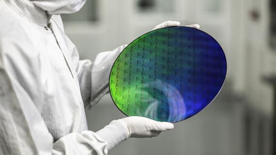 ГК Элемент хочет создать фабрику кремниевой фотоники к концу 2027 года На проект компания закладывает 560 млн руб а сроки реализации планируются с 2026 по 2027 г В совокупности к 2030 г компания планирует обеспечить рынок фотоники не менее чем 17 типами продуктов оптоэлектроники и интегральной фотоники Это следует из презентации Элемента подготовленной к форуму Фотоника 2025 Подписаться niiet Поддержать канал