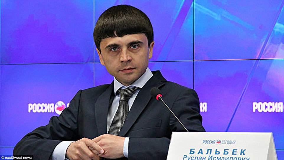 Находившийся в розыске экс депутат Госдумы Руслан Бальбек Крым задержан доставлен в Симферополь С ним проводятся следственные действия Он скрывался в одной из республик Северного Кавказа Напомню что 14 августа 2025 года он был объявлен в розыск в рамках уголовного дела предположительно дело о мошенничестве Многие каналы писали что он уехал в Турцию некоторые каналы предполагали что он в России Руслан Исмаилович Бальбек род 28 августа 1977 Бекабад Ташкентская область экономист кандидат политических наук 2019 зампредсед Совета министров Р Крым с 28 мая 2014 по 30 сентября 2016 депутат Госдумы VII созыва зампредсед комитета ГД по делам национальностей 5 октября 2016 12 октября 2021 Награждён медалью За защиту Р Крым ПОДПИСАТЬСЯ Telegram канал Политтехнологи